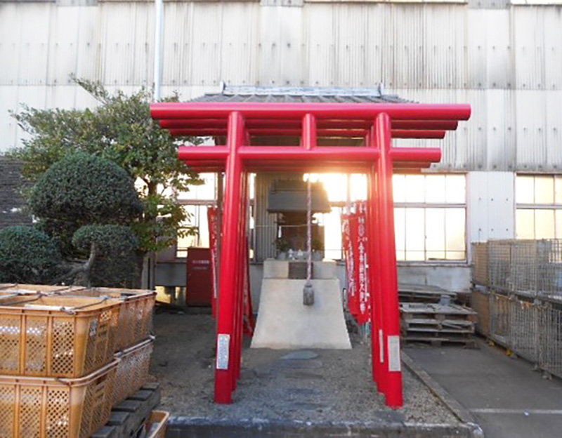 会社構内にある稲荷神社です。当社にお越しの際はご参拝してみてはいかがでしょうか！？